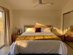 2 habitaciones, escritorio y tabla de planchar con plancha 