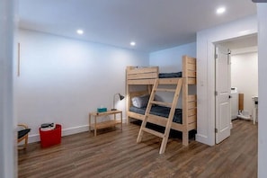 4 bedrooms, WiFi, bed sheets