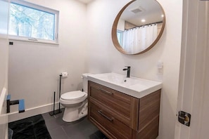 Serviettes fournies, savon, papier de toilette