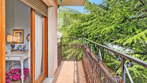A balcony with a view of lush green trees and a mountain in the background. - Roma 62 Lake View,terrace & Private Park (Toscolano Maderno)