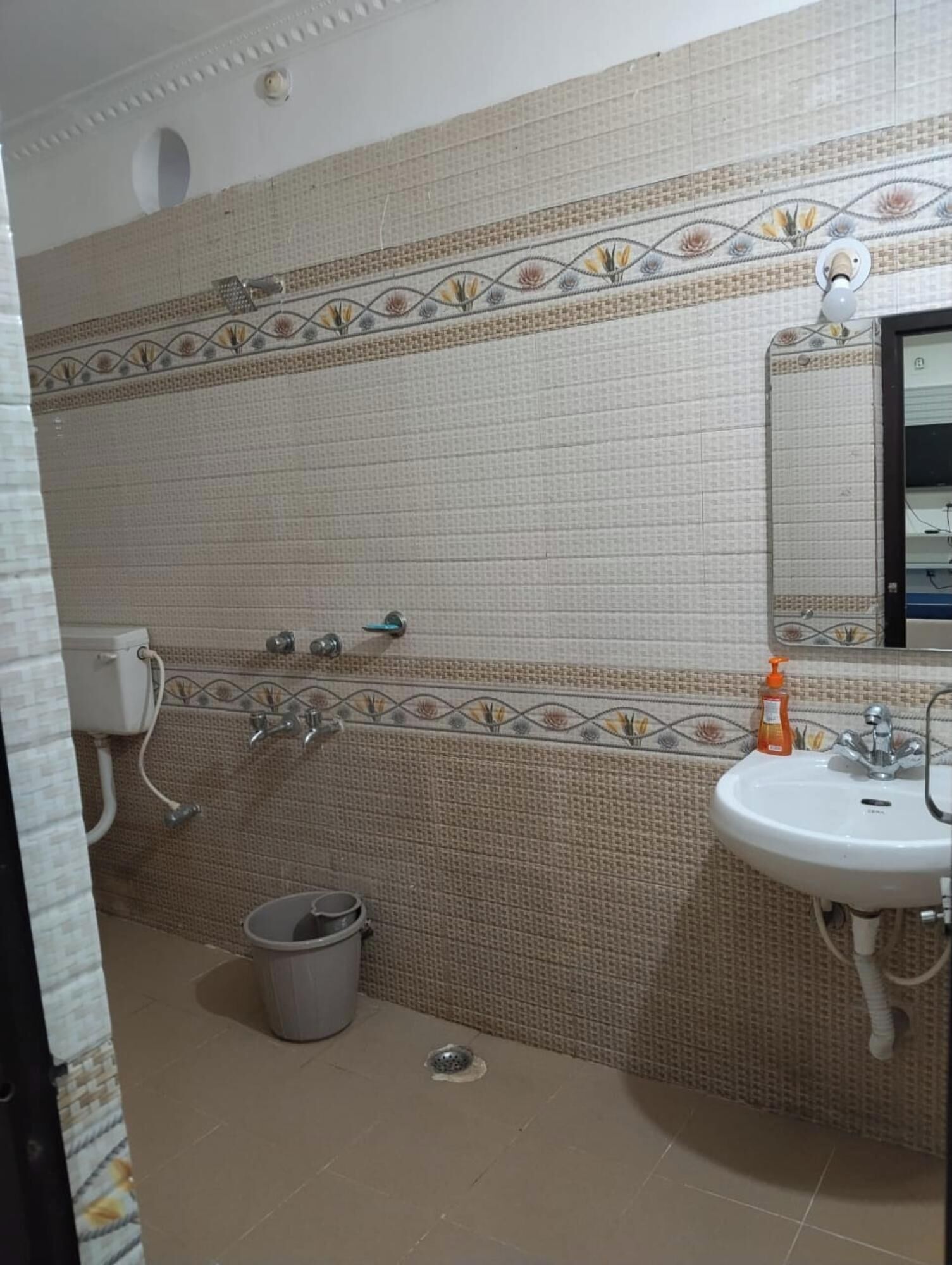 Shower, free toiletries, towels