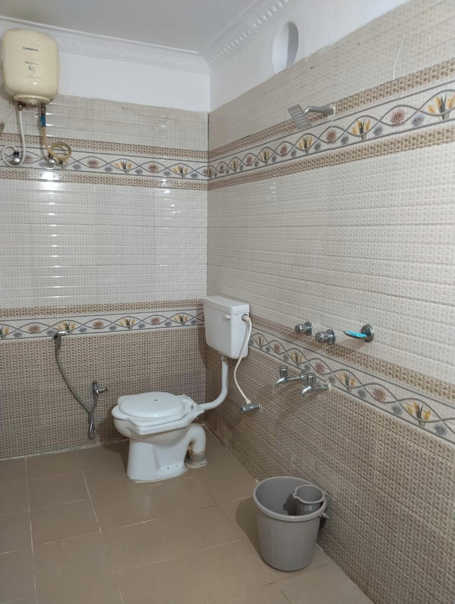 Ducha, artículos de higiene personal gratuitos y toallas