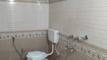 Ducha, artículos de higiene personal gratuitos y toallas