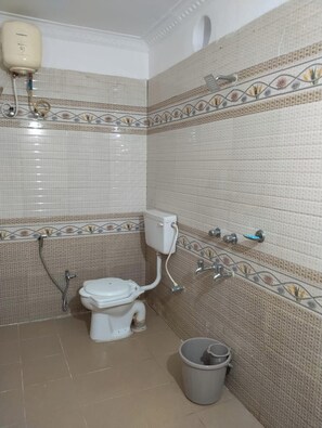 Dusche, kostenlose Toilettenartikel, Handtücher