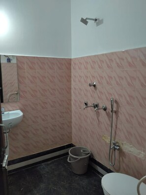 Shower, free toiletries, towels - Hotel Seva Mithila Puri (Brahmagiri)