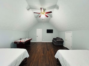 4 bedrooms, iron/ironing board, WiFi, bed sheets