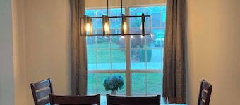 Spacious Family Retreat - Sleeps 10 - Fire Pit -
Game room