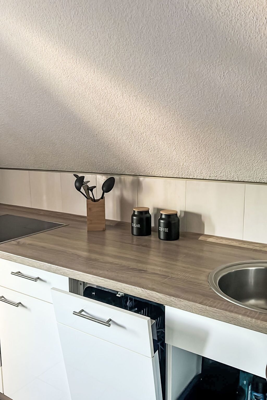 Kühlschrank, Ofen, Kochgeschirr/Geschirr/Besteck