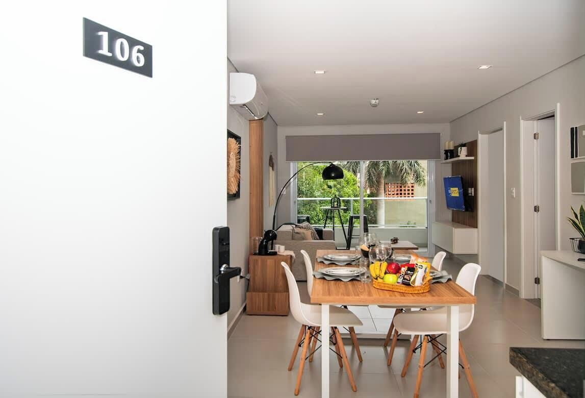 Eine moderne Küche mit Essbereich, einem großen Fenster und einem Schild mit der Nummer 106.
