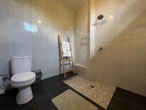 Shower, bidet, towels, soap - Cozy 1-bedroom bungalow in amazing Ubud with AC (Ubud)
