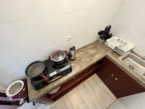 Private kitchen - Cozy 1-bedroom bungalow in amazing Ubud with AC (Ubud)