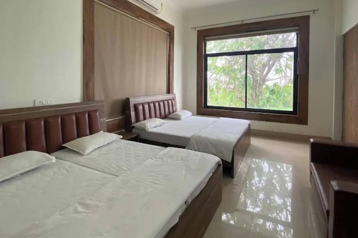 Habitación cuádruple Confort, vista al jardín | Ropa de cama de alta calidad, edredón y camas con efecto memoria