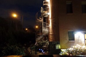 A building with a spiral staircase and a brick facade. - Bright attic studio in Cologne | Direct S11 to central station & Messe/Deutz (Köln)