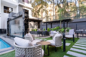 Outdoor dining - Modern 1BR/studio at Wilma Towers,Kilimani near Yaya Center and CJ’s (Nairobi)
