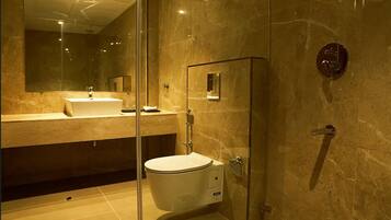 Premium Suite | Bathroom | Shower, towels, soap, shampoo