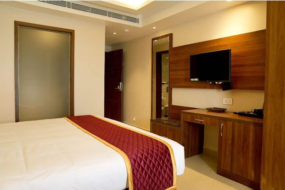 In-room safe, WiFi (free)