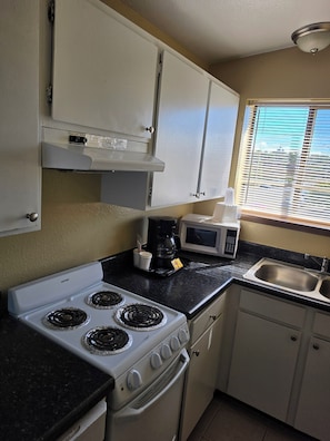 Comfort Studio Suite, Multiple Beds, Non Smoking, Microwave | Private kitchen | Mini-fridge, microwave, highchair - Anchor Pointe Inn & Suites (Hoquiam)