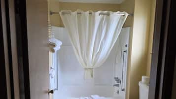 Combined shower/tub, free toiletries, hair dryer, towels