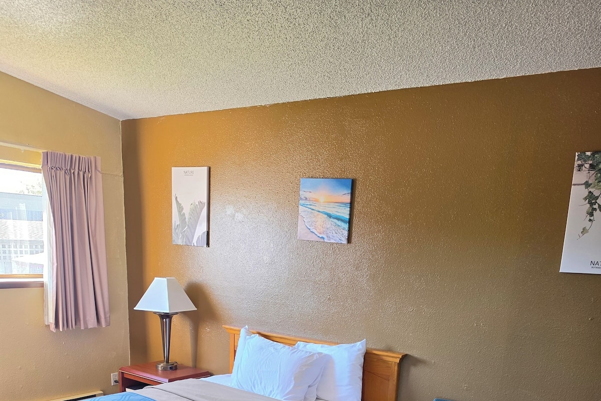 Comfort Studio Suite, Multiple Beds, Non Smoking, Microwave | In-room safe, desk, laptop workspace, iron/ironing board