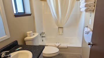 Estudio Prestigio, varias camas, para no fumadores, microondas | Baño | Tina con regadera, amenidades de baño gratuitas, secadora de cabello