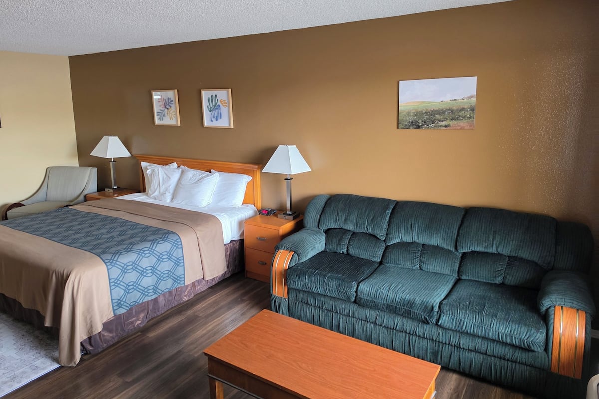 Comfort Studio, 1 King Bed with Sofa bed, Non Smoking, Microwave | In-room safe, desk, laptop workspace, iron/ironing board