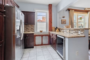 Coffee/tea maker, fridge, microwave, oven - 8BR, 4 Floor Gem by Tropicana, Beach & Boardwalk (Atlantic City)