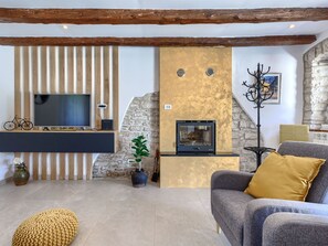 A living room with a television, fireplace, and seating area. - Vacation home Happy by Interhome (Pula/Vodnjan)