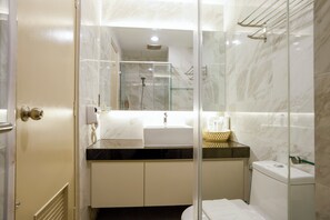 Căn hộ, quang cảnh thành phố | Phòng tắm | Xà phòng, dầu gội, giấy vệ sinh 