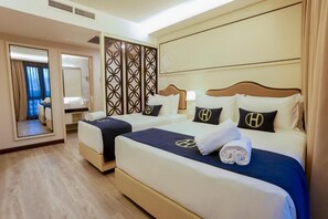 Phòng Suite dành cho gia đình, quang cảnh thành phố | Két bảo mật tại phòng, bàn ủi/dụng cụ ủi quần áo 