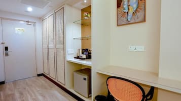 Junior Suite, Non Smoking, City View | Interior