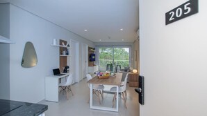 Eine moderne Küche mit Essbereich, ein Laptop auf dem Schreibtisch und ein Schild mit der Nummer 205.