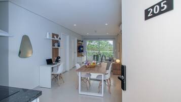 Appartement, balcon, vue ville | Intérieur