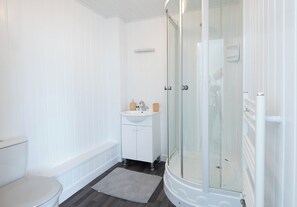 Ein Badezimmer mit Toilette, Waschbecken und Dusche.