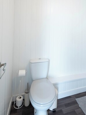 Shower, towels, toilet paper - The Bay Apart-Hotel by Guestz (Morecambe)