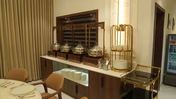 Deluxe Room, Garden View | Dining