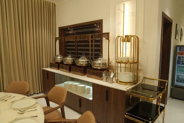 Deluxe Room, Garden View | Dining