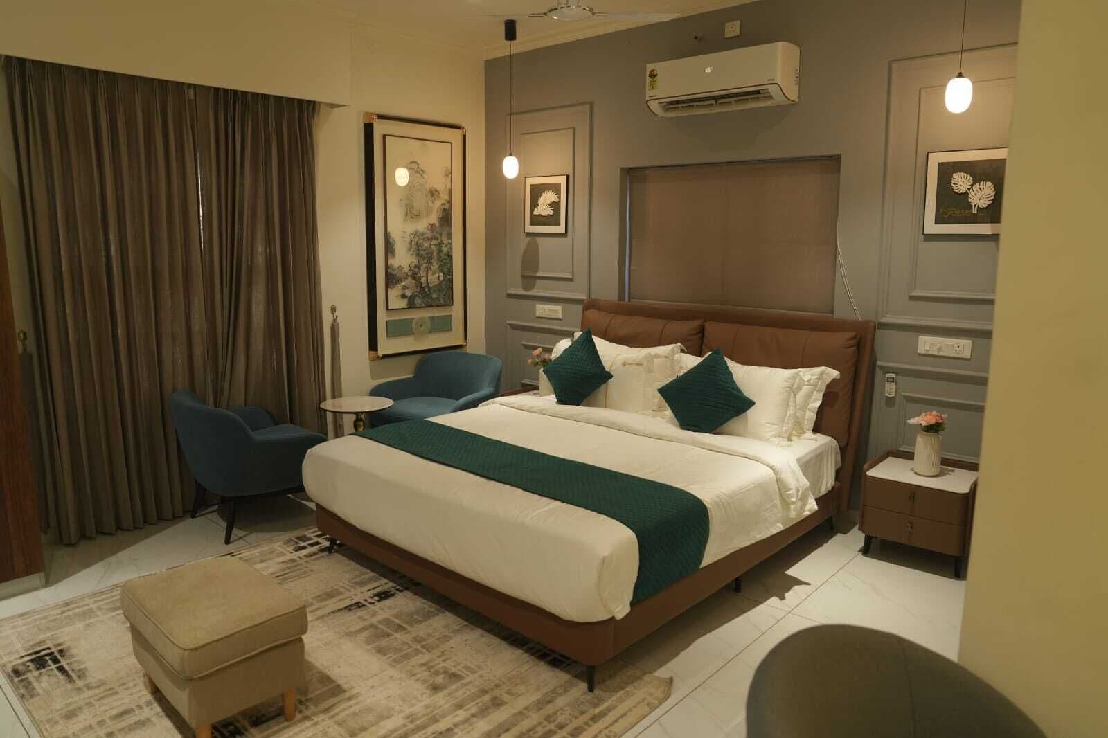 Deluxe Room, Garden View | Iron/ironing board