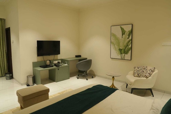 Deluxe Room, Garden View | Iron/ironing board