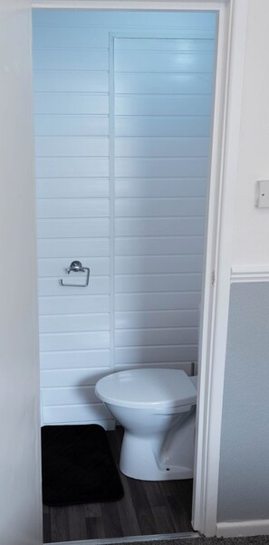Shower, towels, toilet paper - The Bay Apart-Hotel by Guestz (Morecambe)