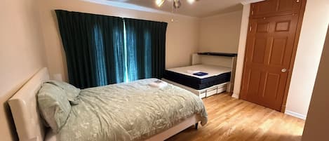 3 bedrooms, internet, bed sheets