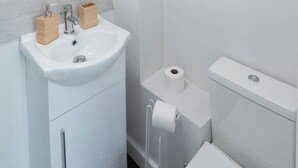 Een douche, handdoeken, toiletpapier