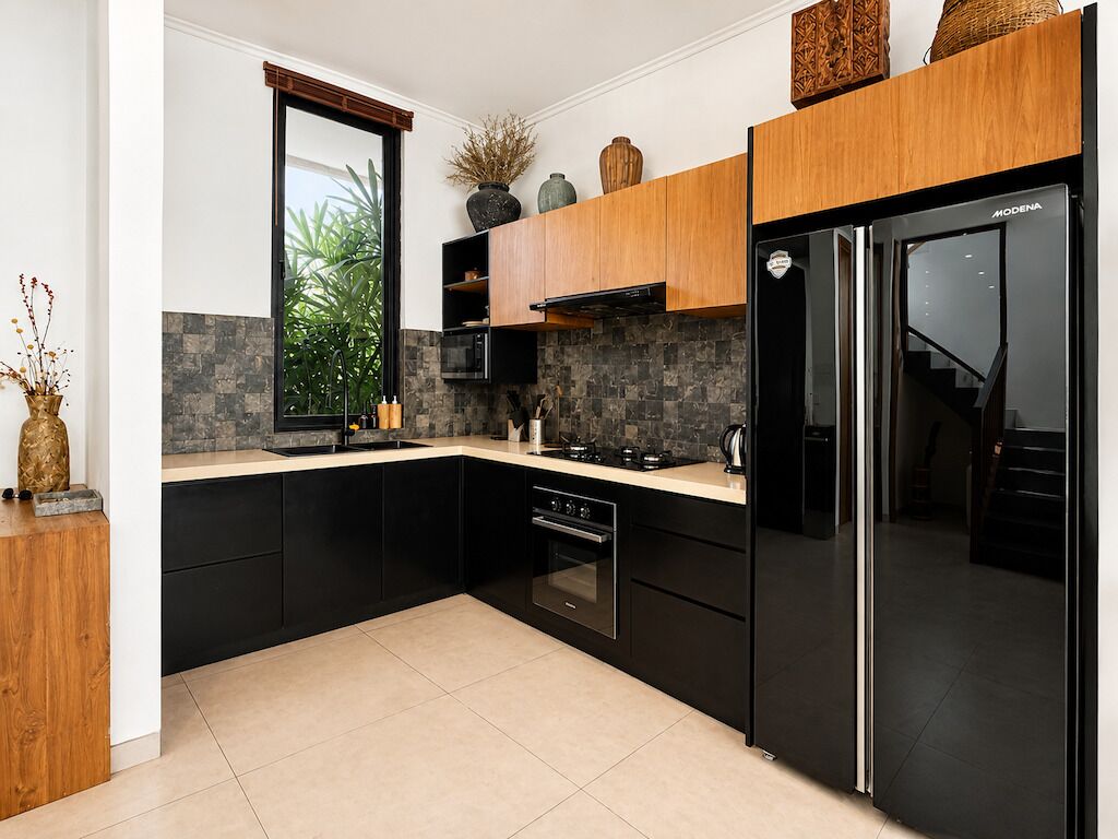 Refrigerador con freezer, microondas, utensilios de cocina