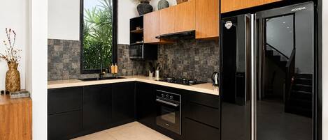 Refrigerador con freezer, microondas, utensilios de cocina