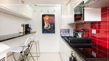 Coffee/tea maker, fridge, microwave, oven