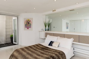 In-room safe, desk, iron/ironing board, travel cot - Zen Studio w/ Spa Shower & AC (Greater London)