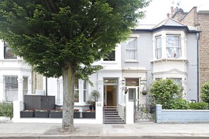 Exterior - Penthouse with balcondy and Panoramic Views (Greater London)