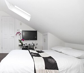 Desk, iron/ironing board, travel cot, free WiFi - Penthouse with balcondy and Panoramic Views (Greater London)