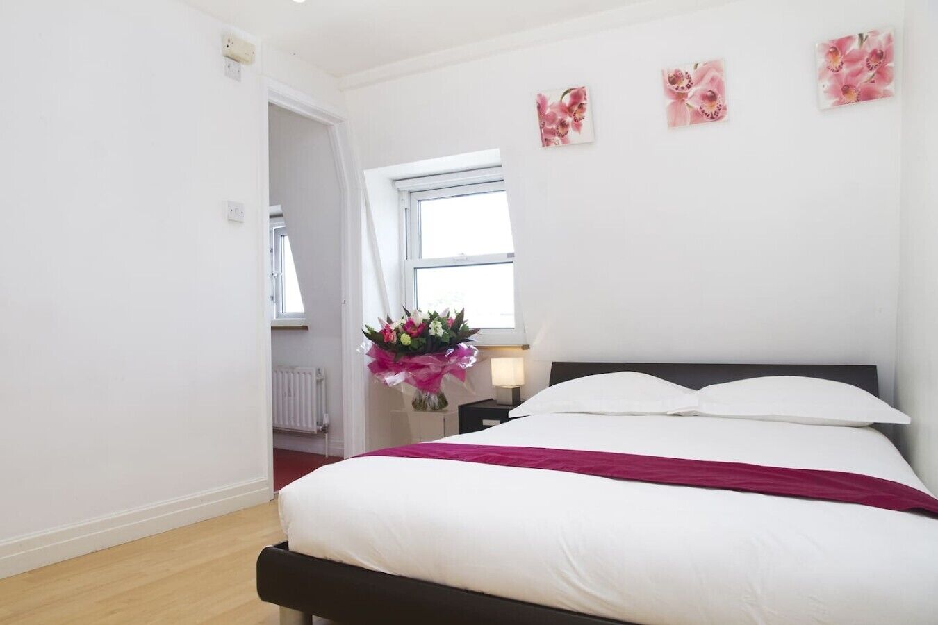 3 chambres, bureau, fer et planche à repasser, lit de bébé portatif