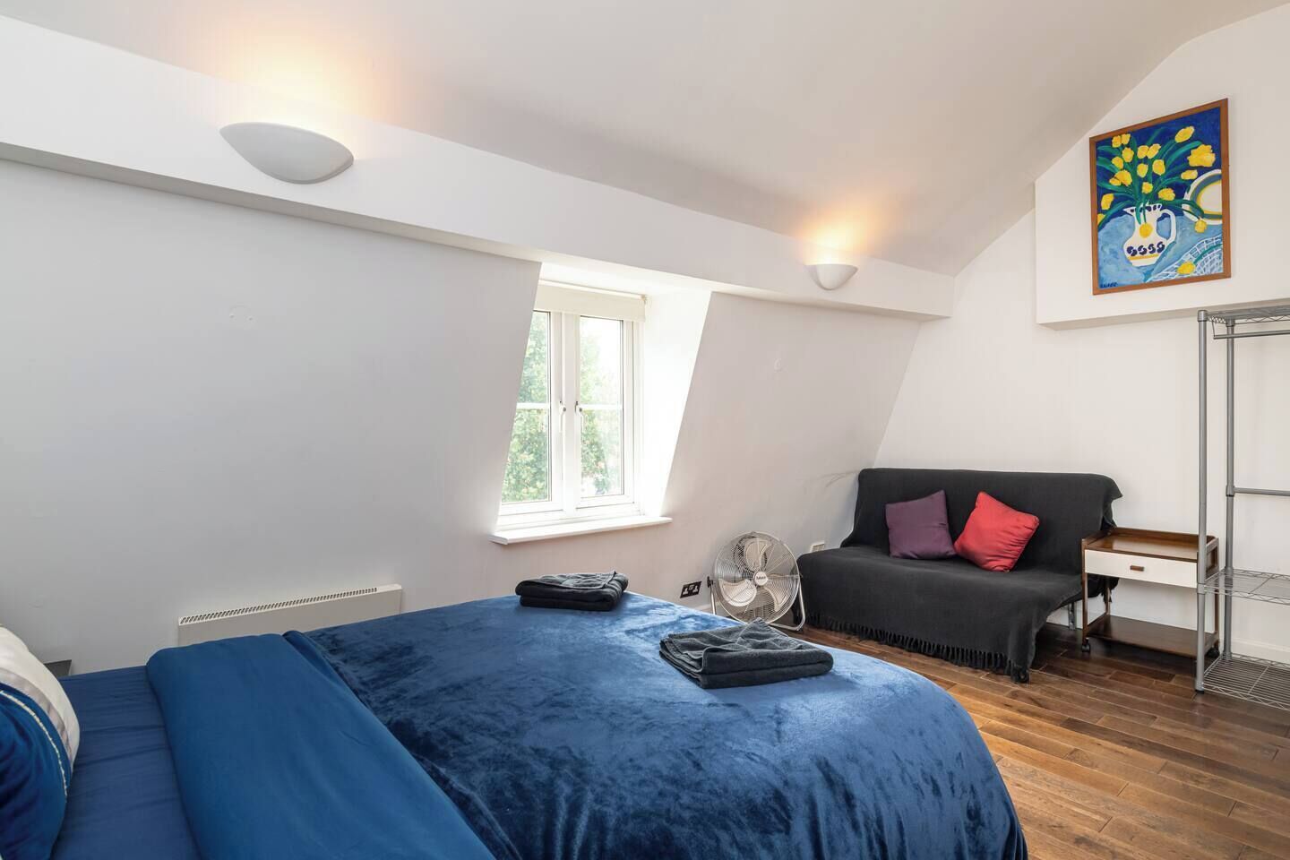 3 slaapkamers, een bureau, een strijkplank/strijkijzer, reisbedje