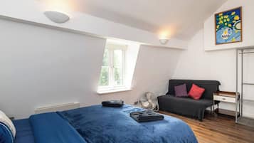 3 slaapkamers, een bureau, een strijkplank/strijkijzer, reisbedje